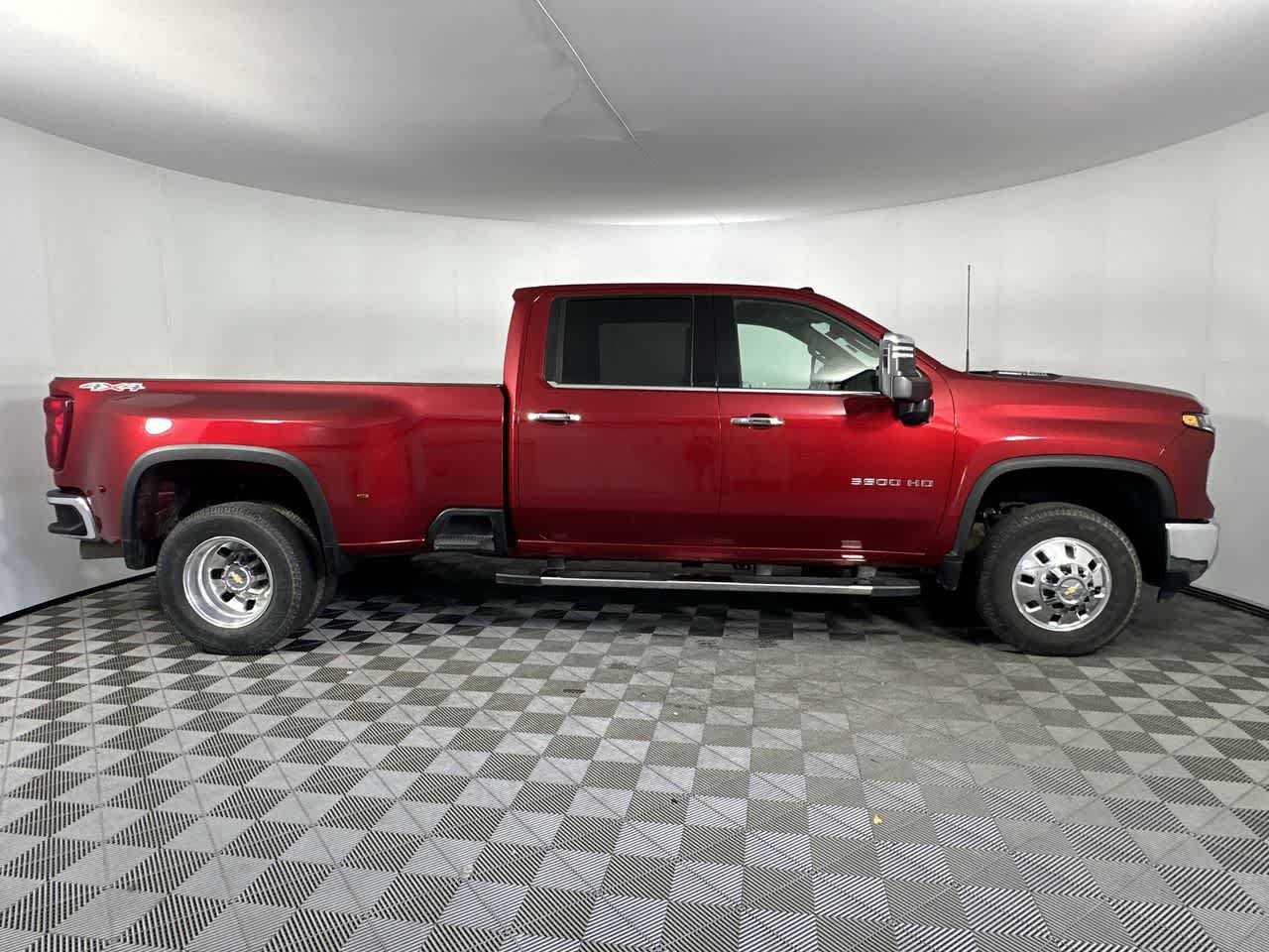Used 2025 Chevrolet Silverado 3500 LTZ w/ LTZ Convenience Package AWD/4WD image 9