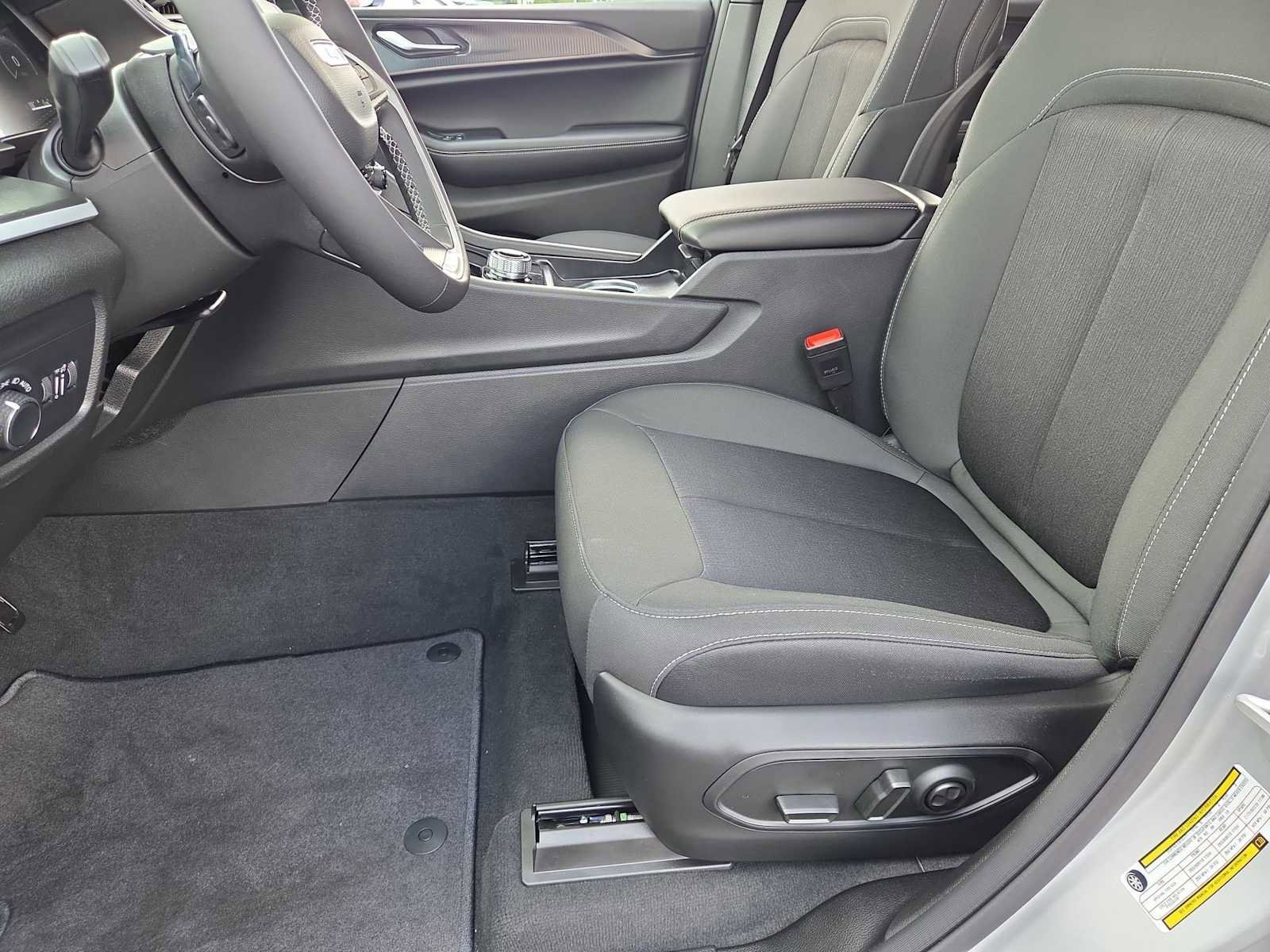 New 2025 Jeep Grand Cherokee Laredo X w/ Luxury Tech Group I image 16