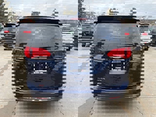 Certified 2017 Chrysler Pacifica Touring-L image 5