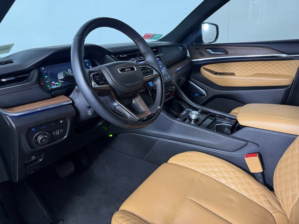 Used 2023 Jeep Grand Cherokee Summit w/ Luxury Tech Group V AWD/4WD image 13