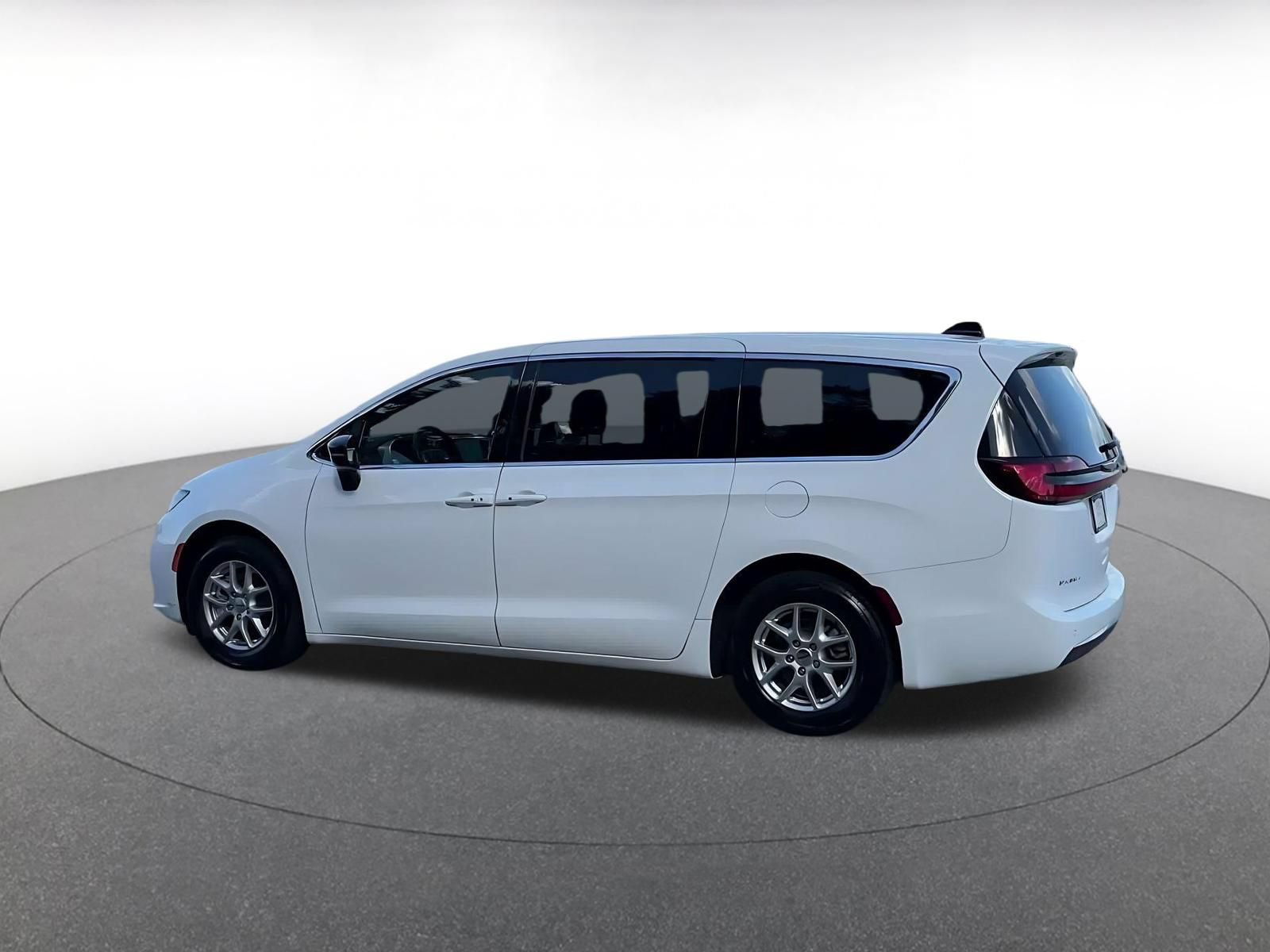 Used 2025 Chrysler Pacifica Select FWD image 9