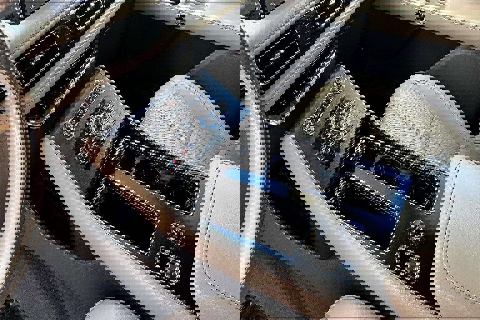 Used 2023 Lincoln Aviator Reserve w/ Equipment Group 201A image 14