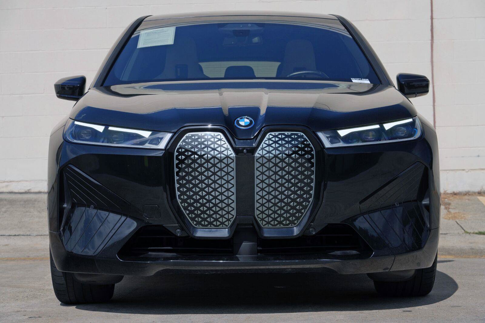 Used 2022 BMW iX xDrive50 w/ Sport Package AWD/4WD image 6