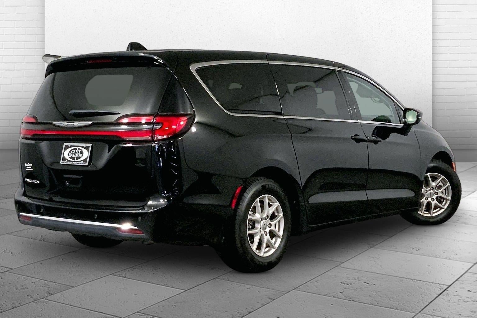 Used 2024 Chrysler Pacifica Touring-L FWD image 13