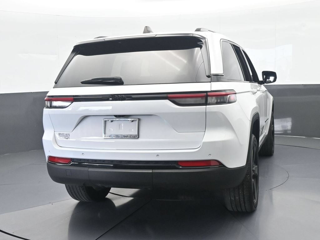 Used 2024 Jeep Grand Cherokee Altitude RWD image 5