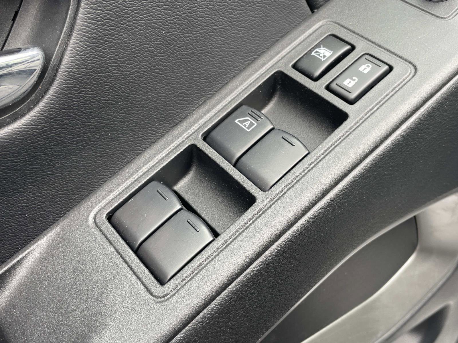 Used 2025 Nissan Frontier SV image 12