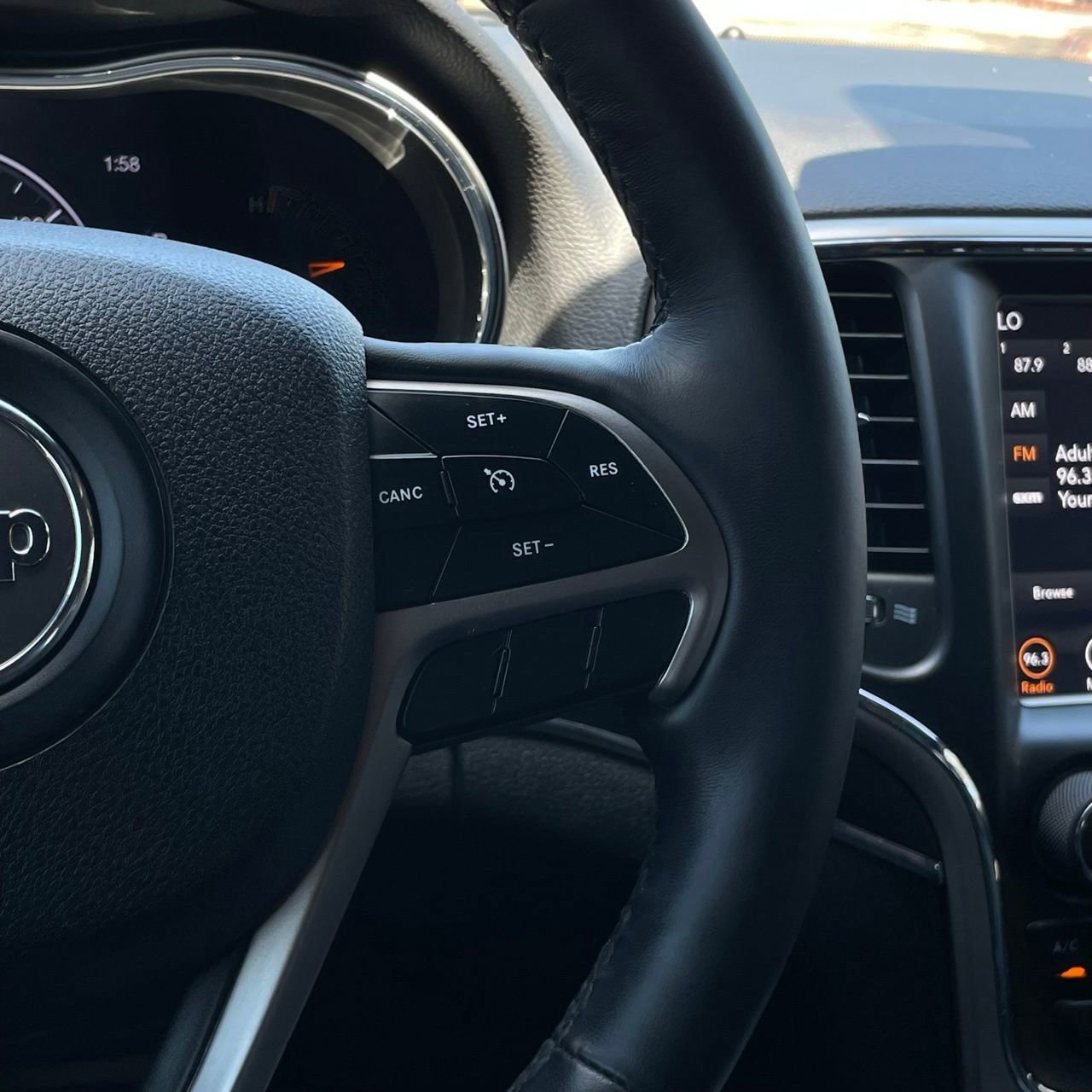 Used 2018 Jeep Grand Cherokee Limited RWD image 15