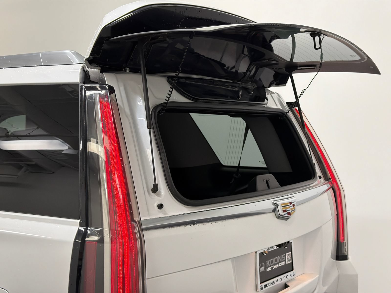 Used 2018 Cadillac Escalade Premium Luxury AWD/4WD image 9