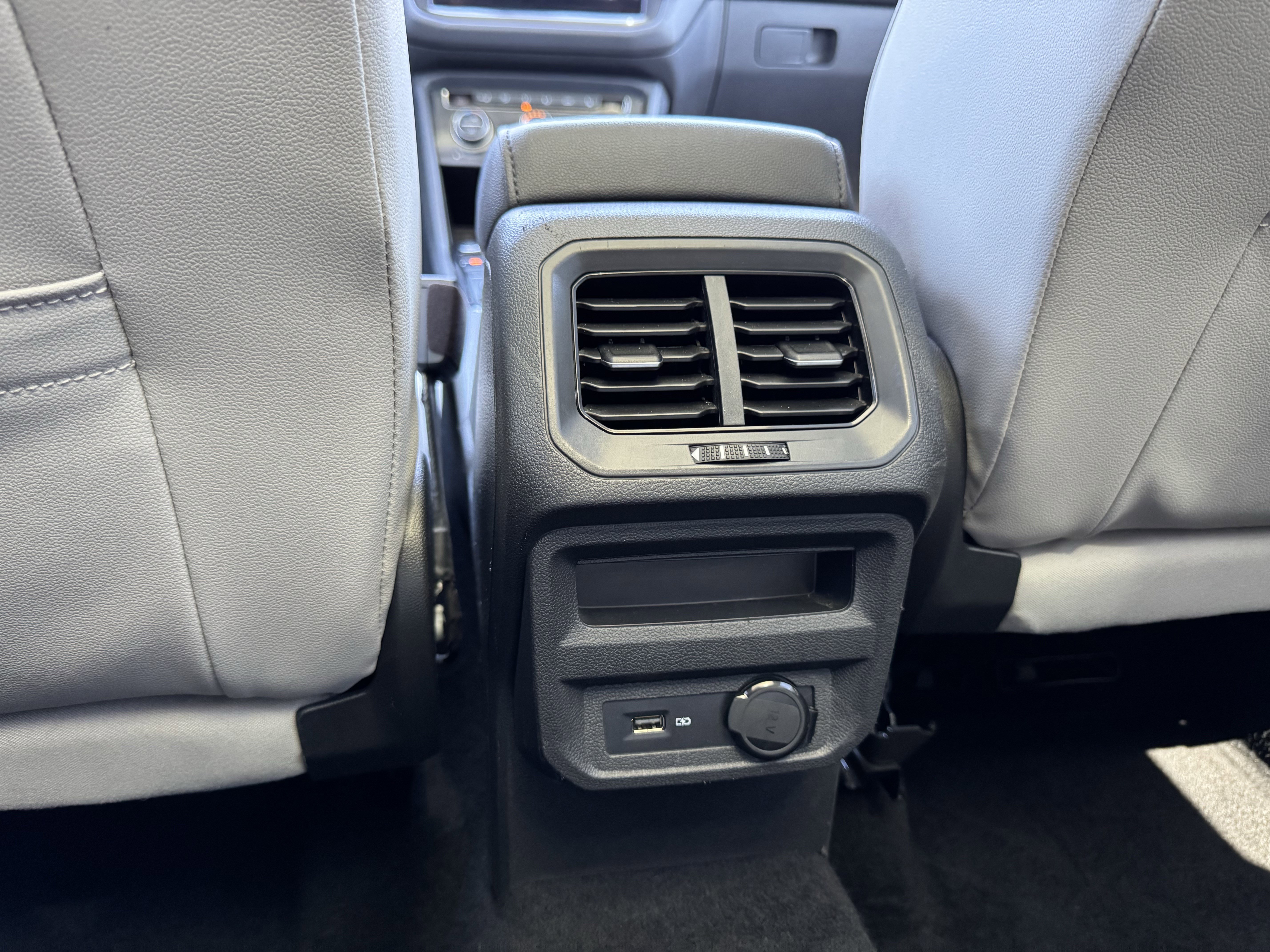 Used 2020 Volkswagen Tiguan SEL image 35