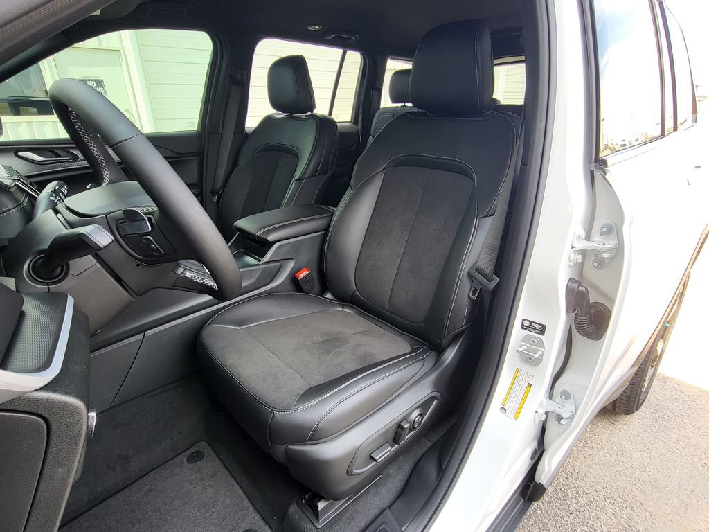 New 2025 Jeep Grand Cherokee Altitude image 13