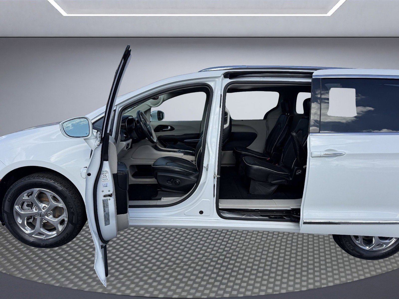 Used 2021 Chrysler Pacifica Limited image 25