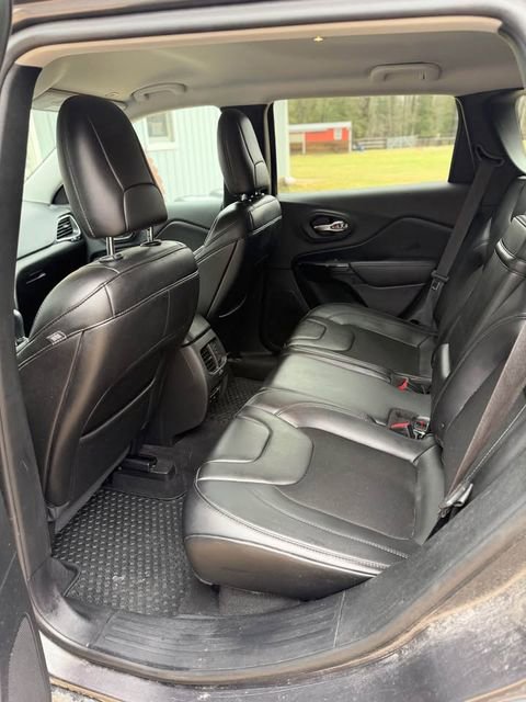 Used 2019 Jeep Cherokee Latitude Plus AWD/4WD image 6