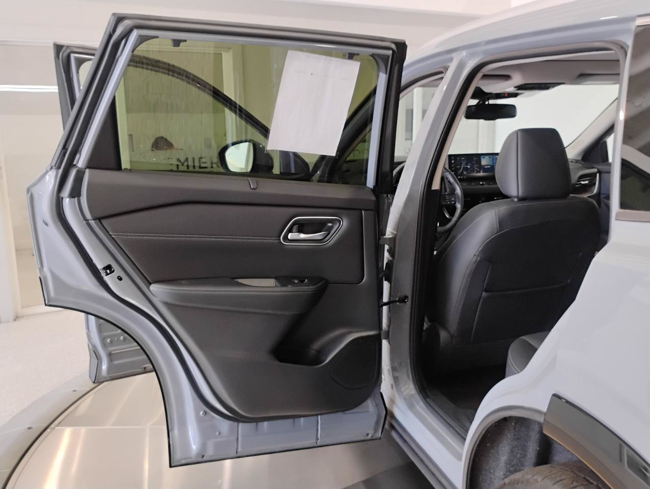 Used 2024 Nissan Rogue Platinum w/ Platinum Premium Package FWD image 47