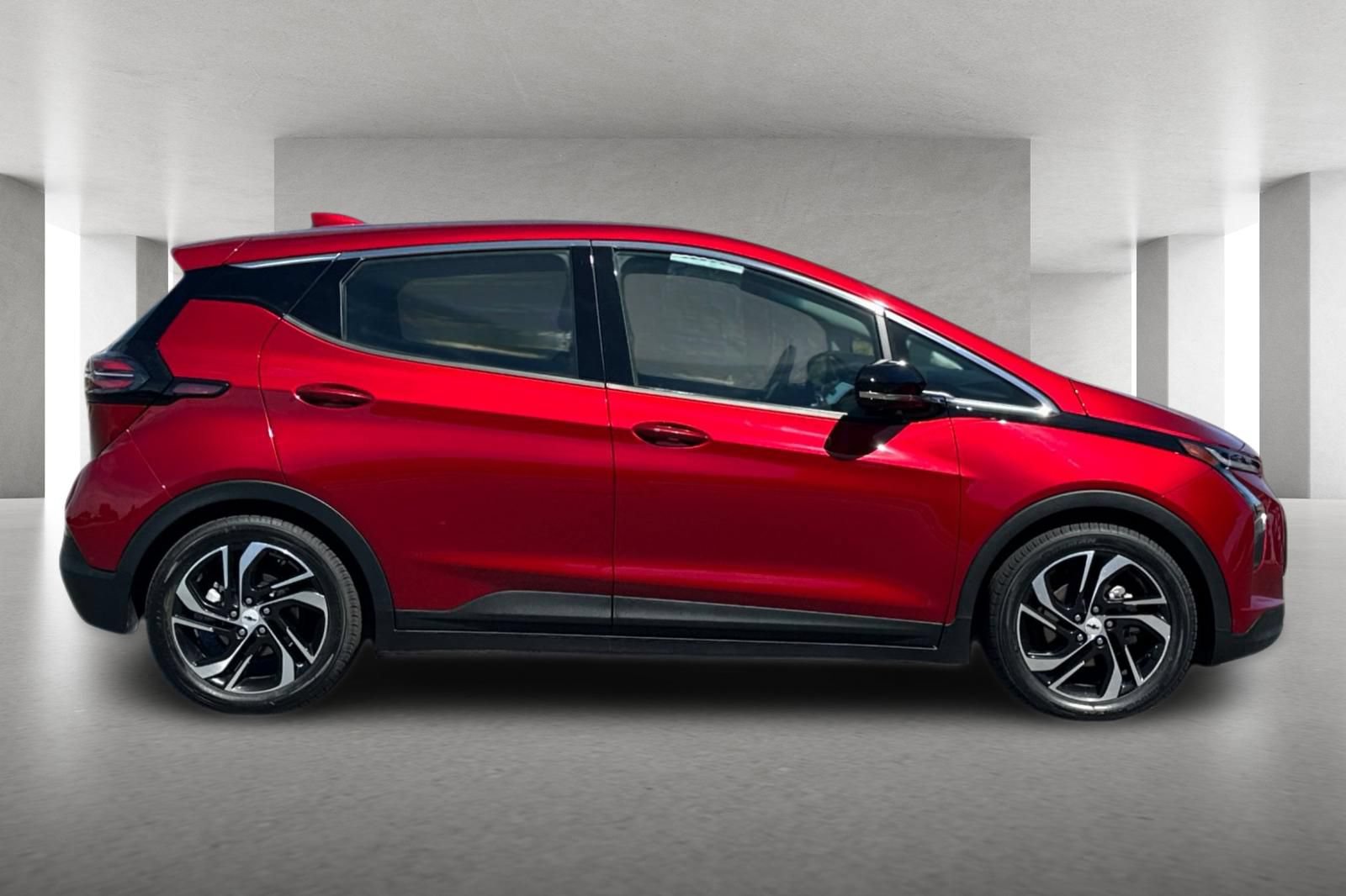 Used 2023 Chevrolet Bolt LT w/ Infotainment Package FWD image 3