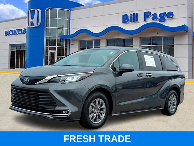 Used 2025 Toyota Sienna XLE image 2