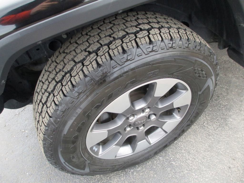 Used 2018 Jeep Wrangler Unlimited Sahara w/ Cold Weather Group image 11