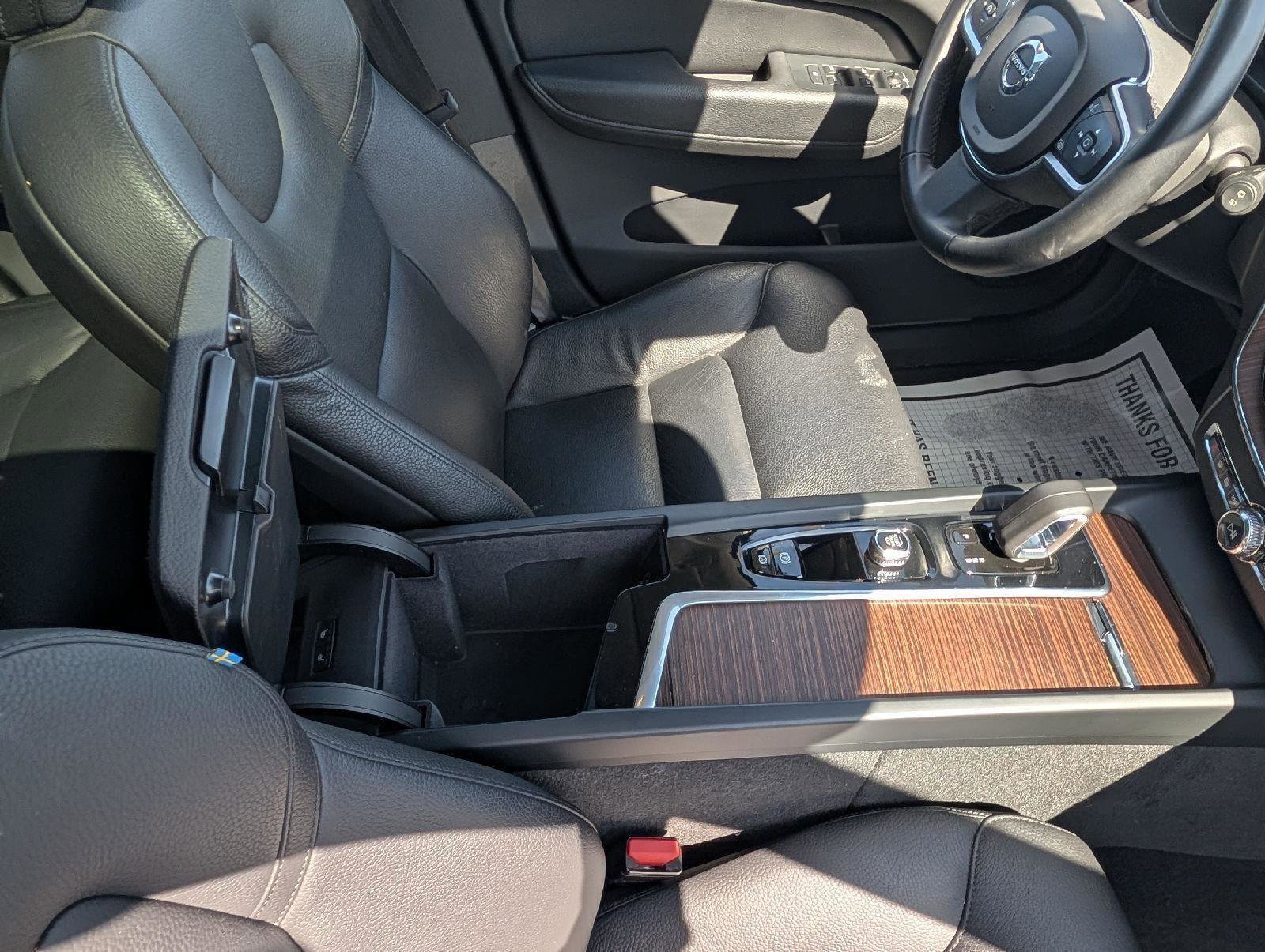 Used 2022 Volvo XC60 B5 Momentum w/ Climate Package image 23