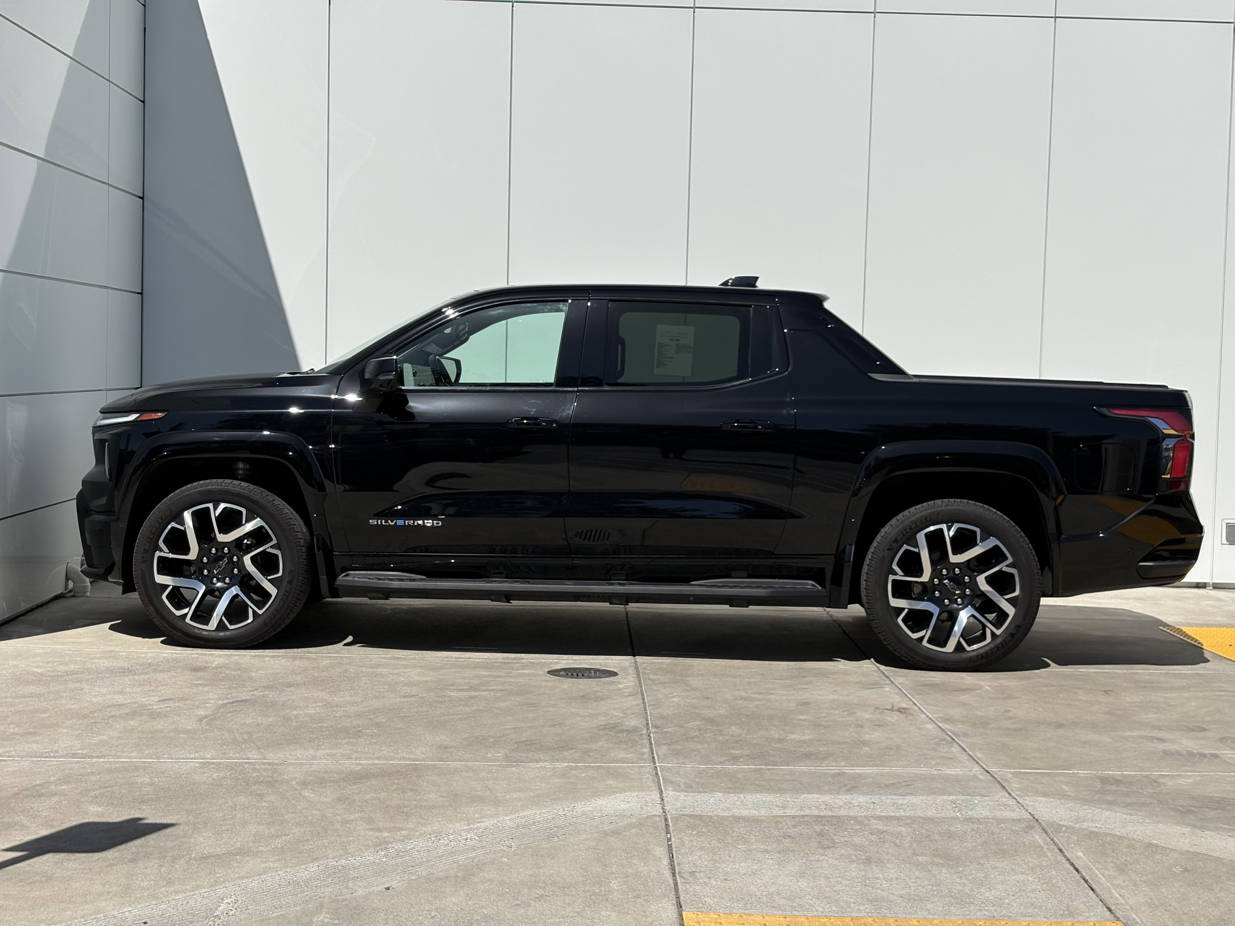 Used 2025 Chevrolet Silverado EV RST AWD/4WD image 4