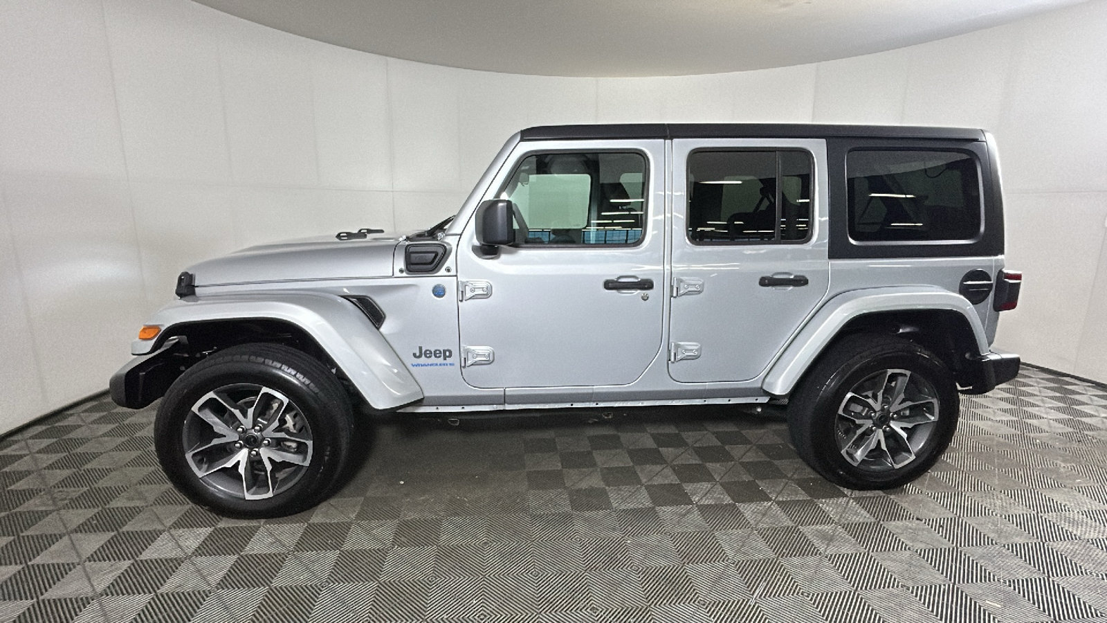 Used 2024 Jeep Wrangler Unlimited w/ Convenience Group AWD/4WD image 7