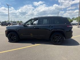 Used 2024 Jeep Grand Cherokee Limited w/ Black Appearance Package AWD/4WD image 9