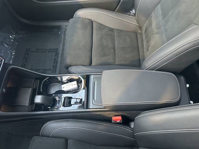 Certified 2025 Volvo XC40 B5 Plus image 26