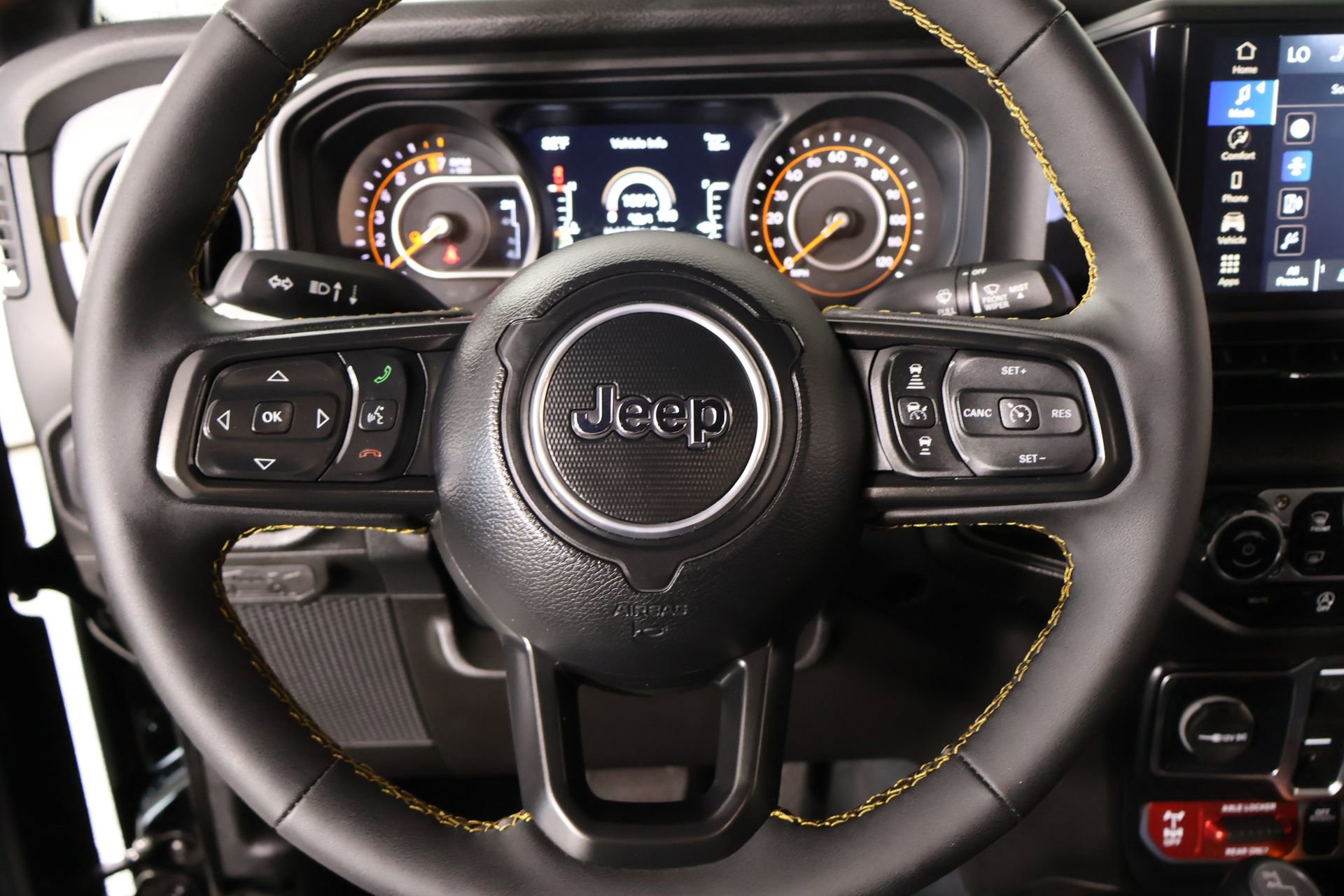 Used 2024 Jeep Gladiator Sport AWD/4WD image 3