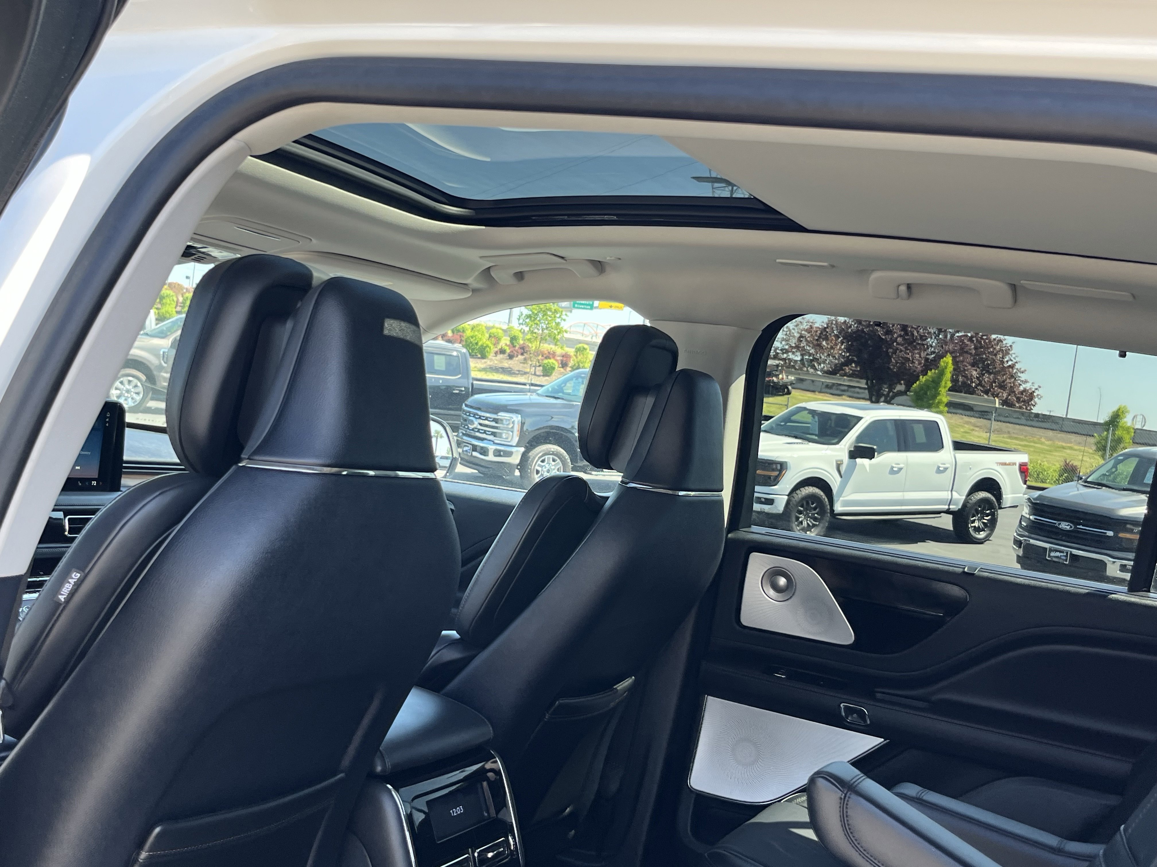 Used 2025 Lincoln Aviator Reserve w/ Luxury Package AWD/4WD image 12