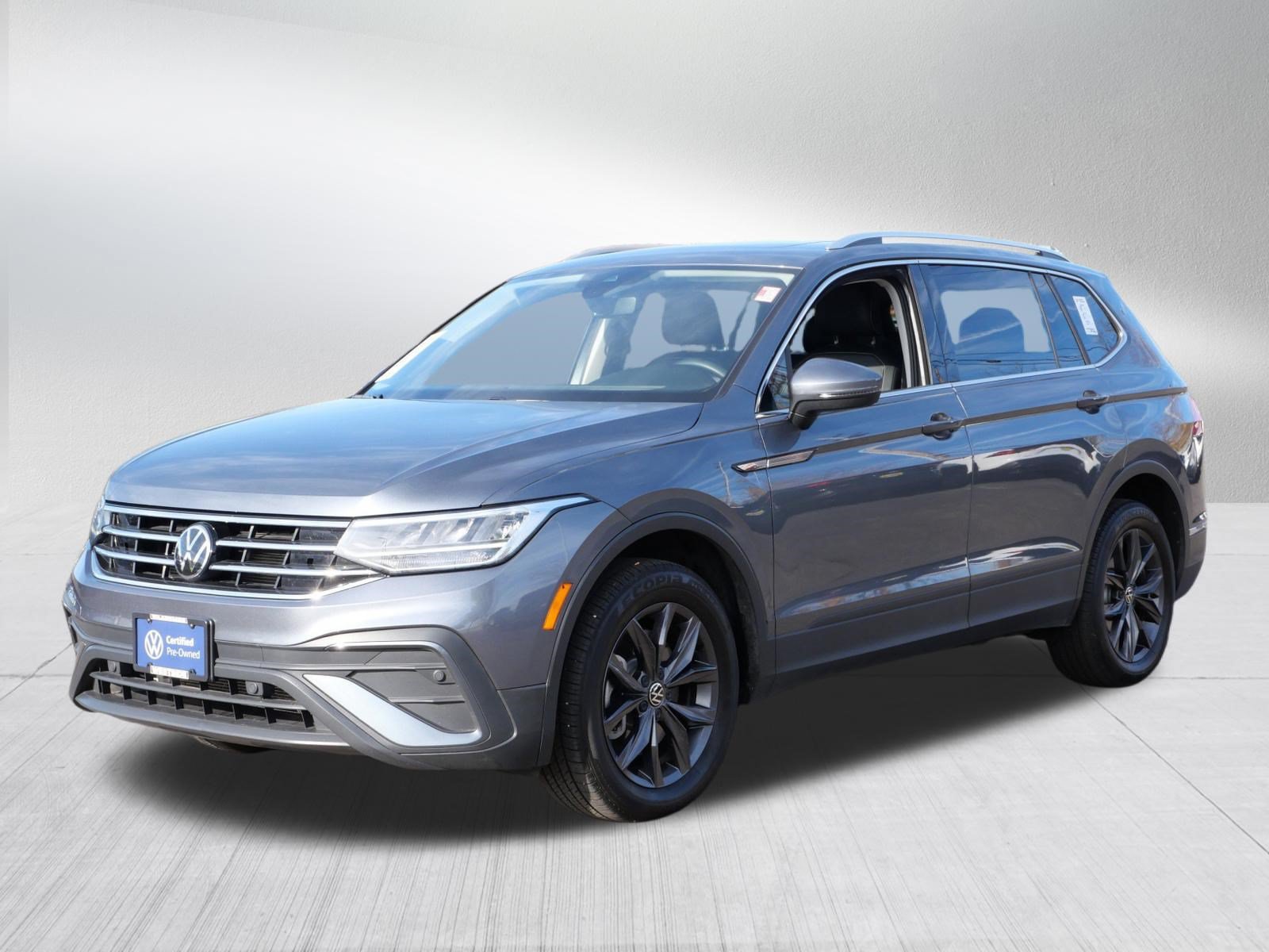 Certified 2023 Volkswagen Tiguan SE w/ Panoramic Sunroof Package AWD/4WD image 3