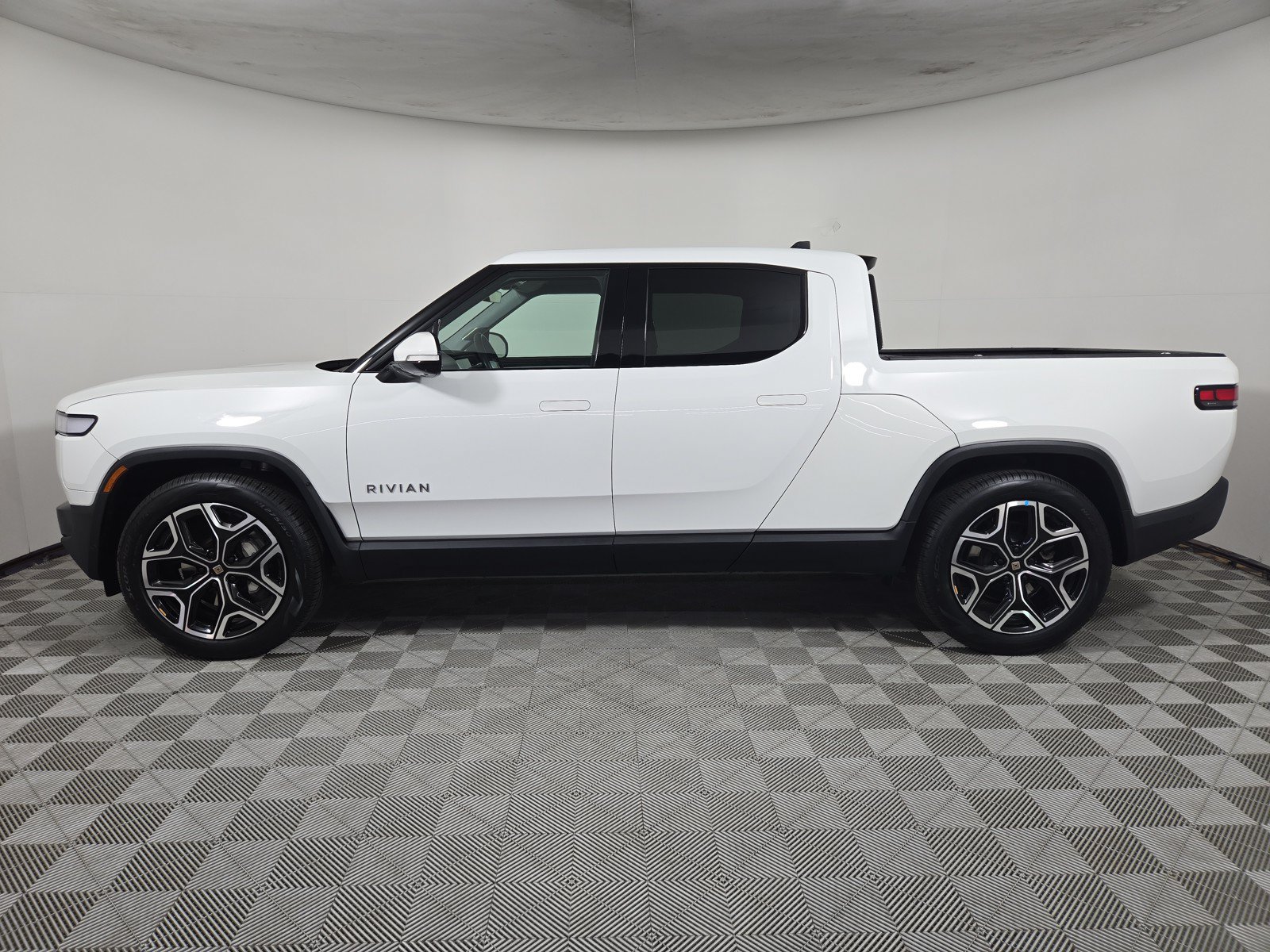 Used 2024 Rivian R1T Adventure AWD/4WD image 2