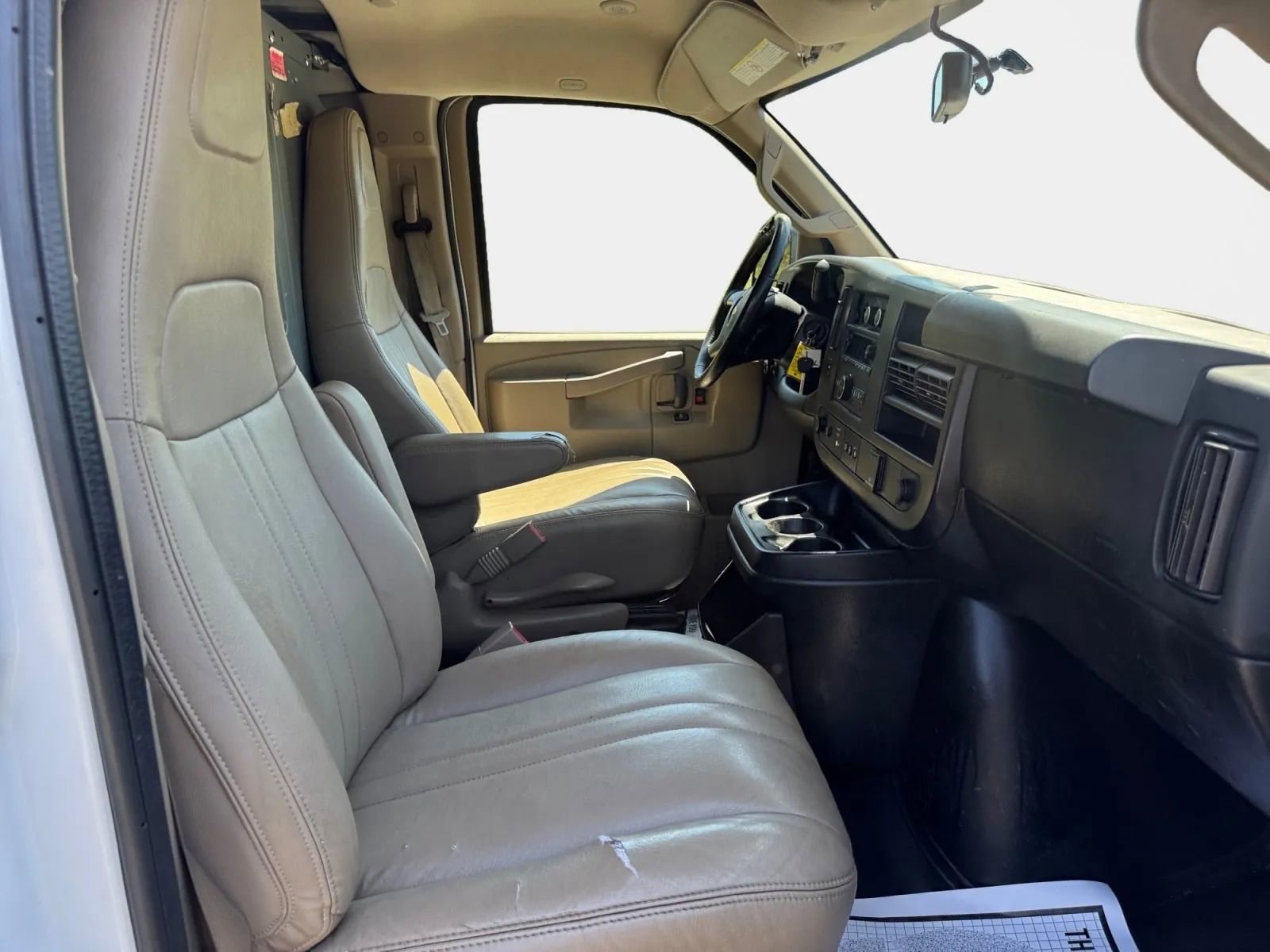 Used 2018 Chevrolet Express 2500 w/ Driver Convenience Package RWD image 10