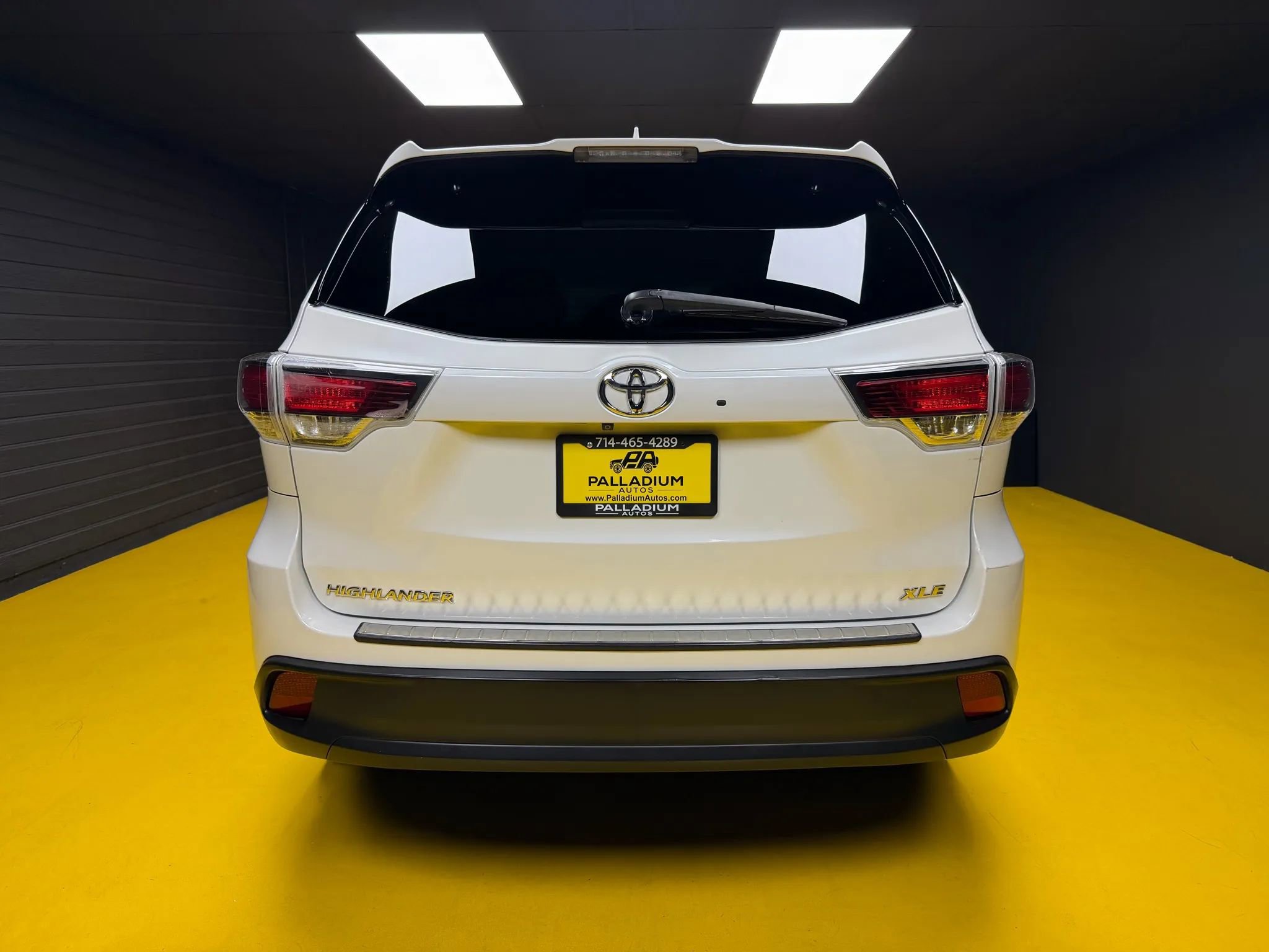 Used 2016 Toyota Highlander XLE w/ Preferred Accessory Package FWD image 5