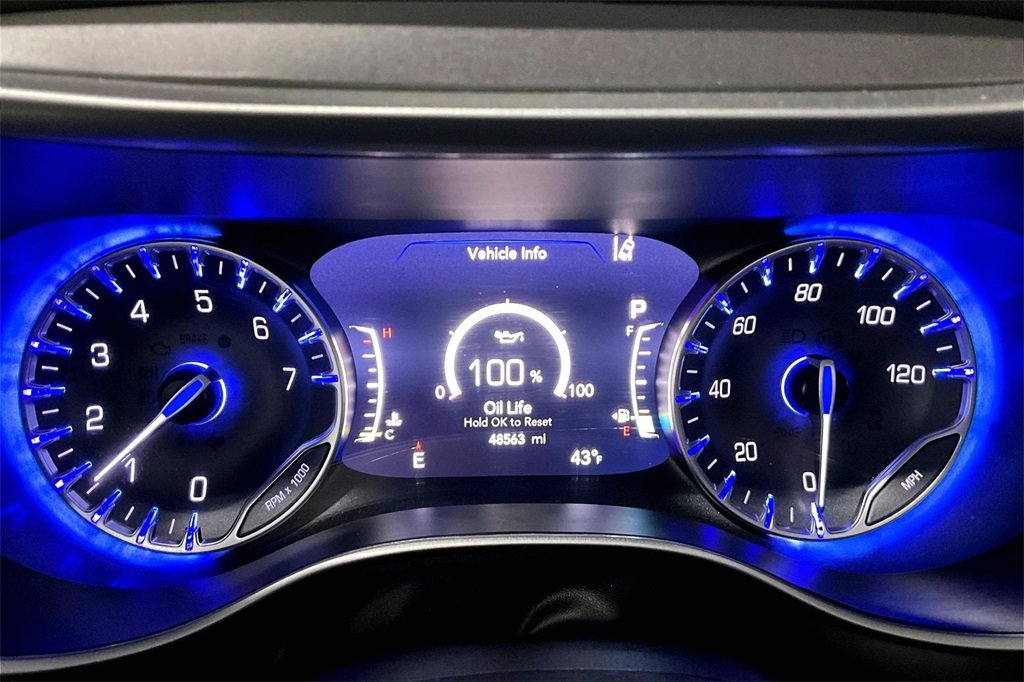 Used 2023 Chrysler Pacifica Touring-L image 14