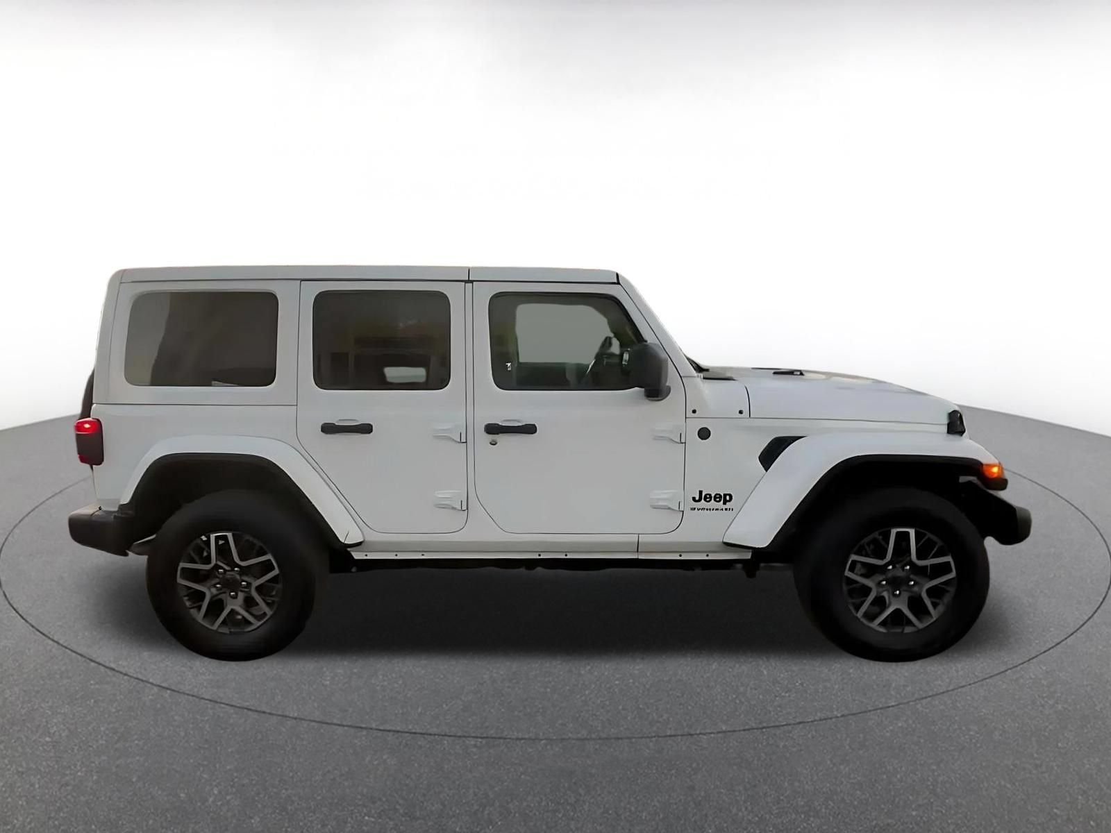 Used 2025 Jeep Wrangler Unlimited Sahara AWD/4WD image 15