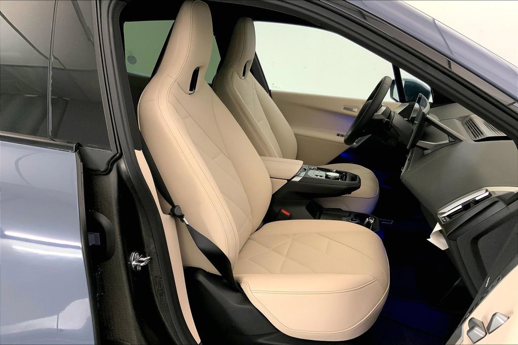 Used 2025 BMW iX xDrive50 w/ Premium Package image 7
