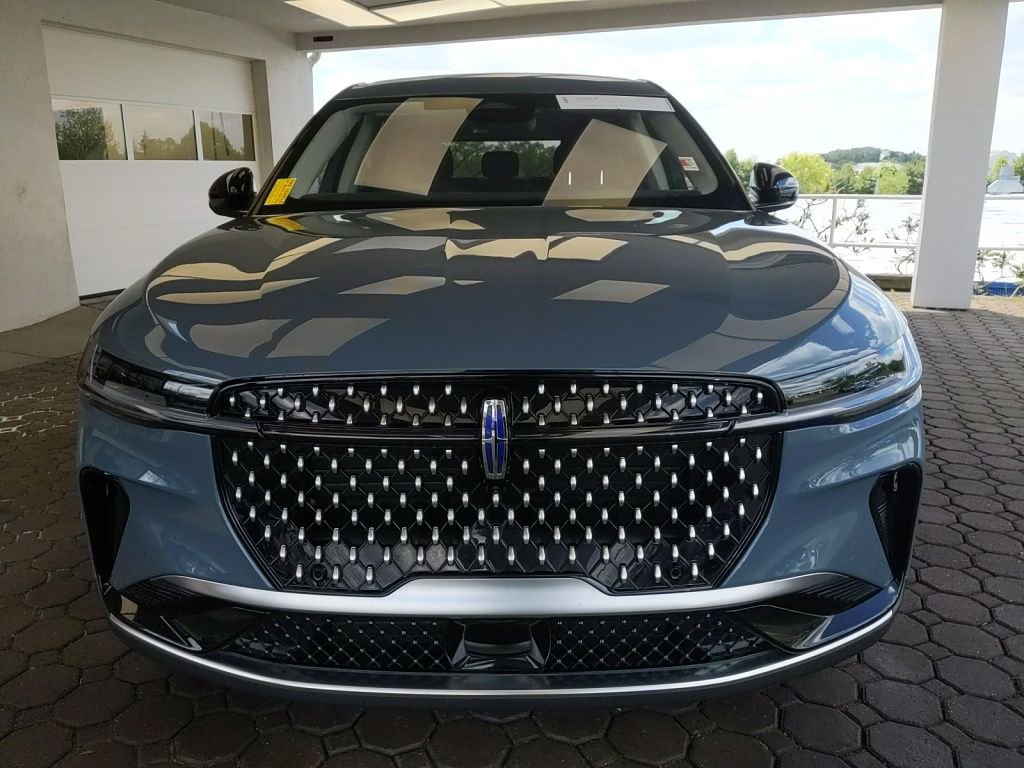 Certified 2025 Lincoln Nautilus Premier AWD/4WD image 2