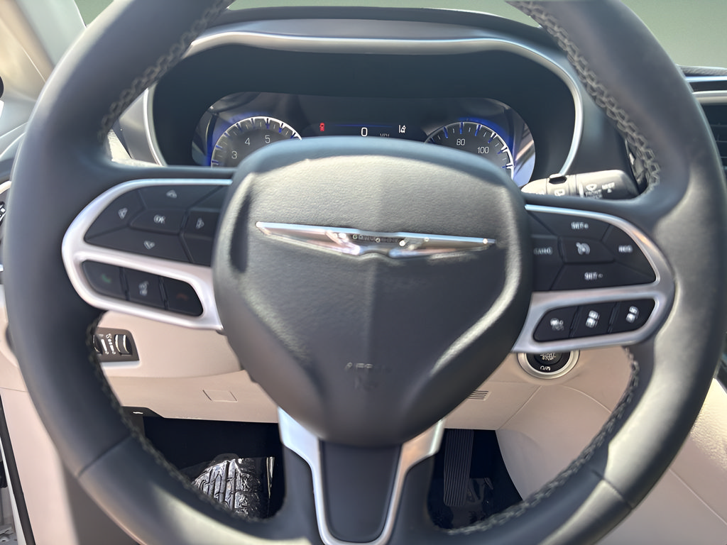 Used 2023 Chrysler Pacifica Touring-L FWD image 14