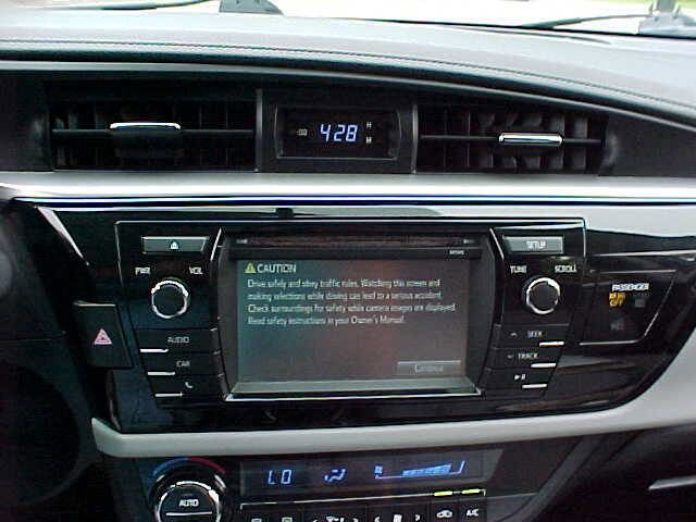 Used 2015 Toyota Corolla LE image 18