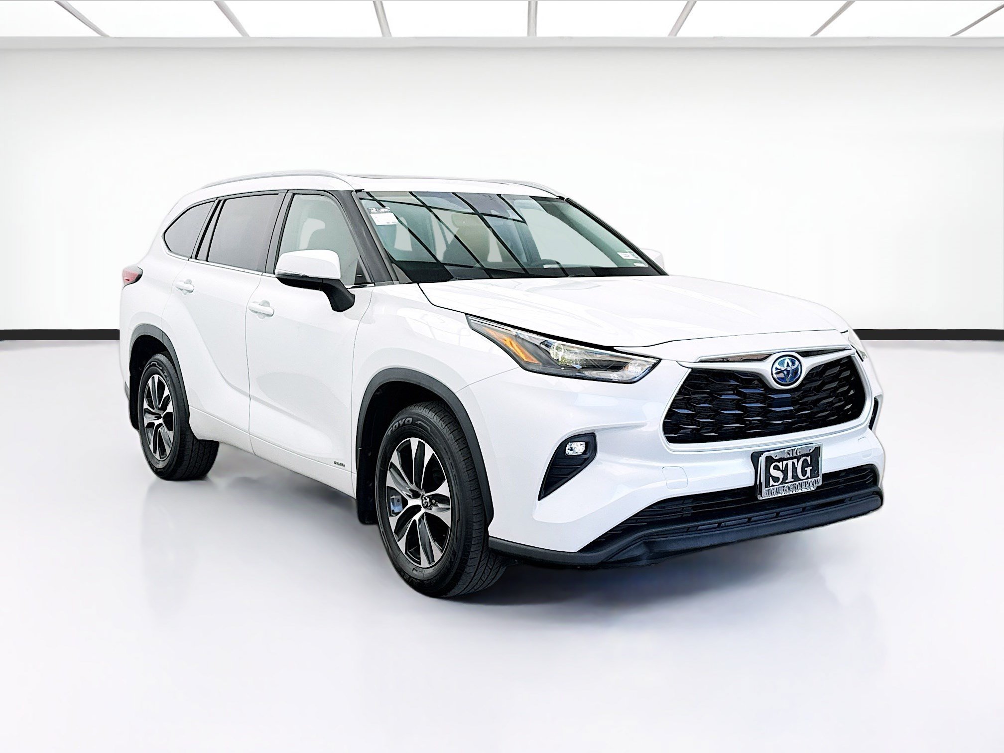 Used 2022 Toyota Highlander XLE AWD/4WD image 3