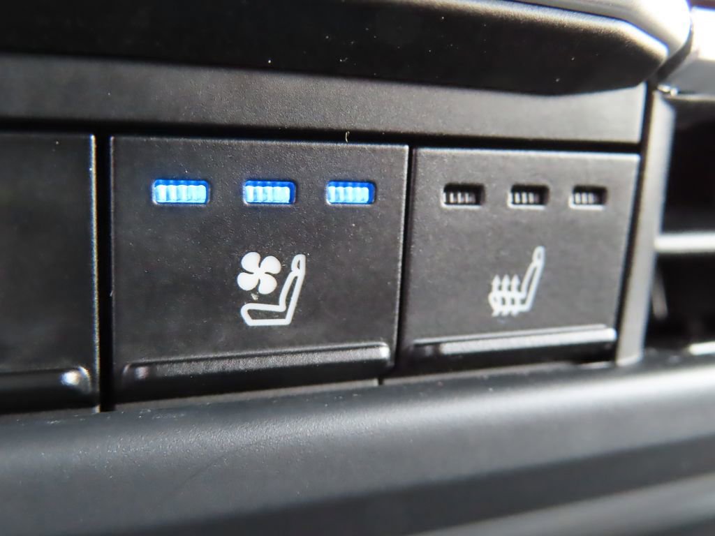 Used 2025 Toyota Sienna Platinum AWD/4WD image 8