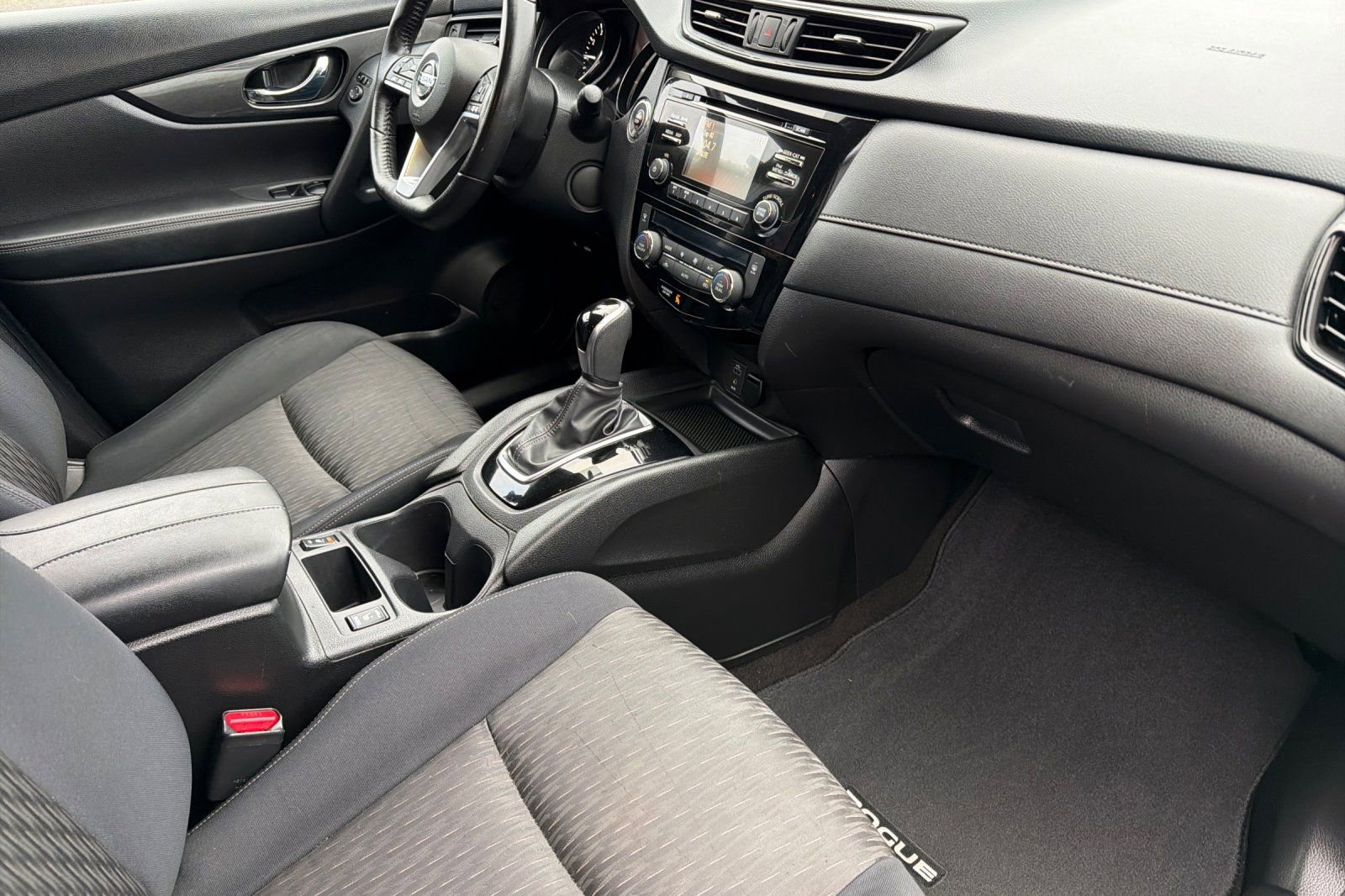 Used 2017 Nissan Rogue SV image 15