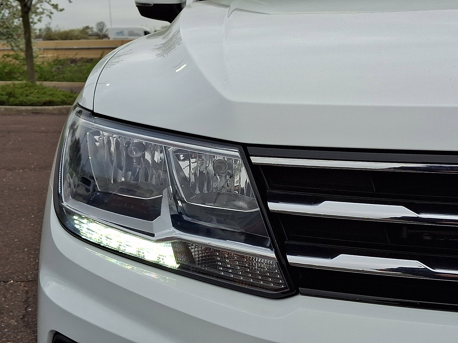 Used 2021 Volkswagen Tiguan SE w/ Panoramic Sunroof Package image 9