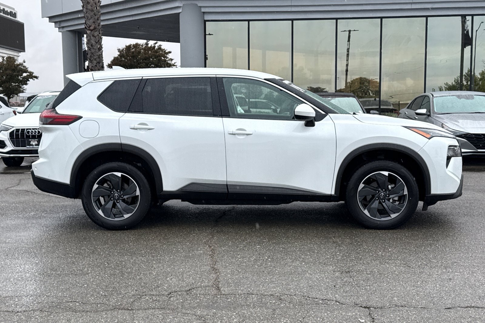 Certified 2024 Nissan Rogue SV FWD image 3