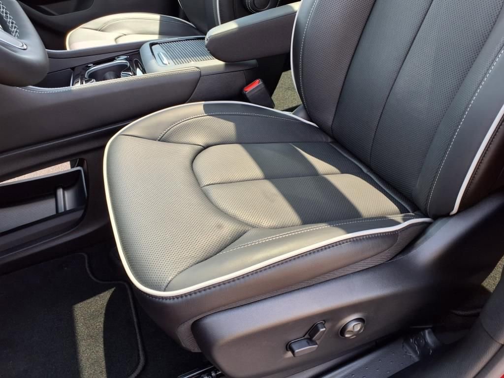 New 2026 Chrysler Pacifica Limited image 18