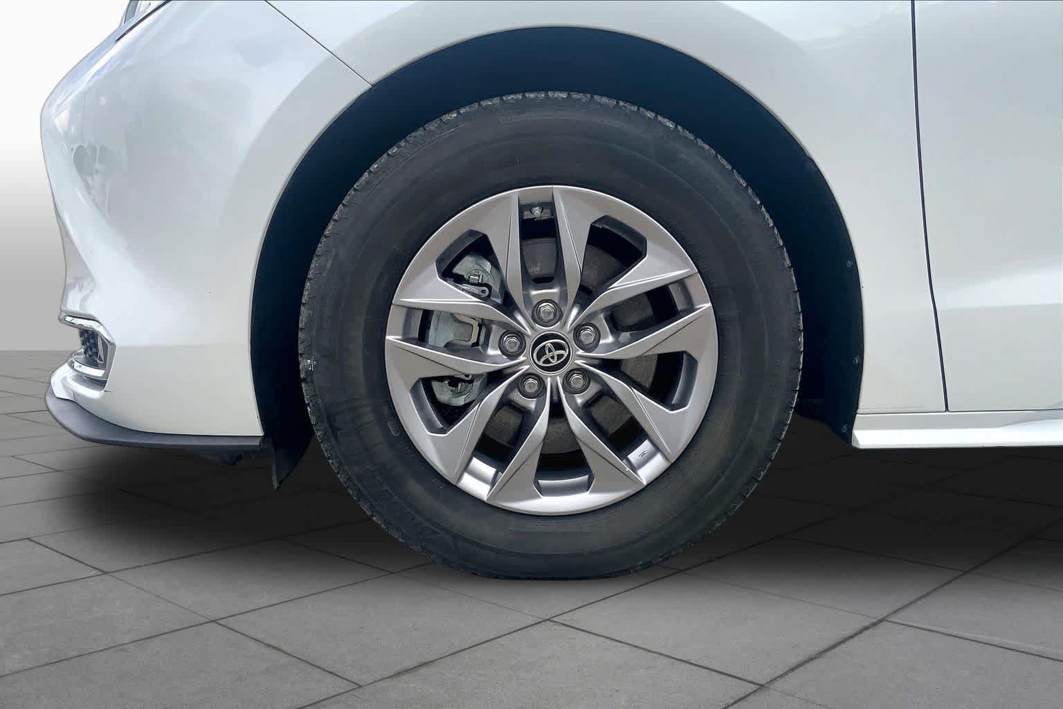 Used 2022 Toyota Sienna XLE FWD image 11
