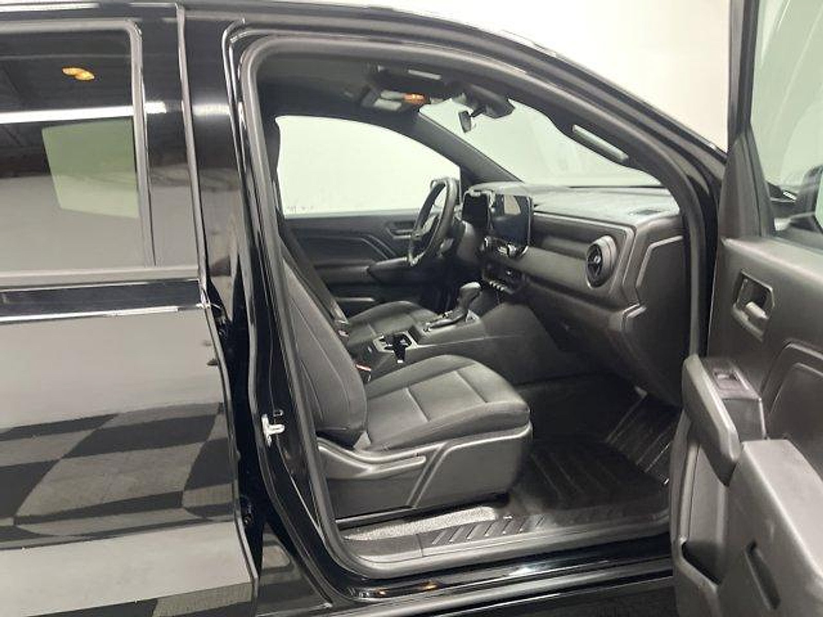 Used 2023 Chevrolet Colorado W/T RWD image 18