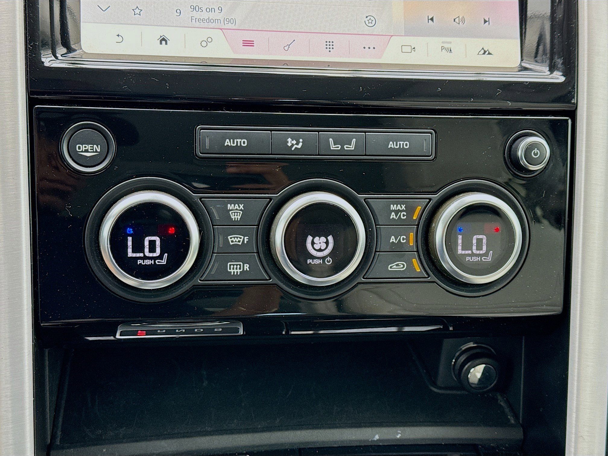 Used 2018 Land Rover Discovery HSE image 12