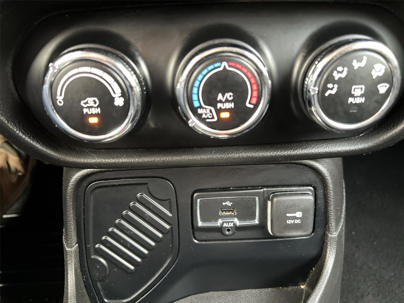 Used 2016 Jeep Renegade Sport w/ Power & Air Group image 18