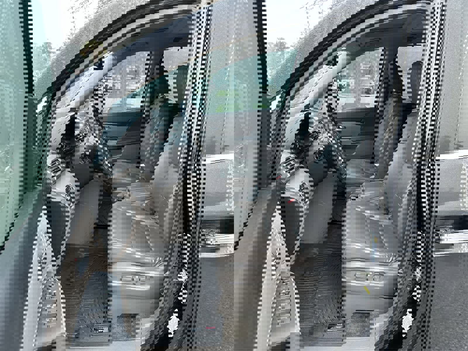 Used 2015 Honda Odyssey Touring Elite image 2