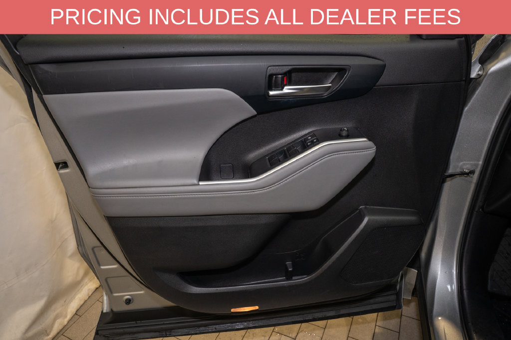 Used 2022 Toyota Highlander XLE AWD/4WD image 14