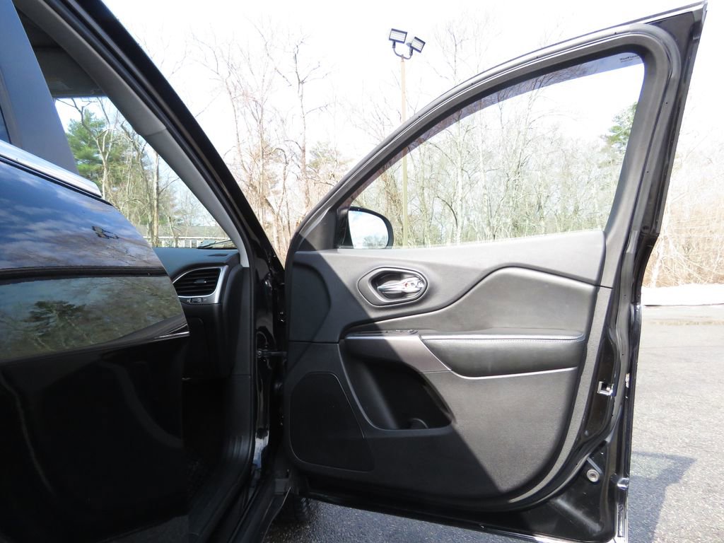 Used 2019 Jeep Cherokee Latitude Plus w/ Cold Weather Group image 12